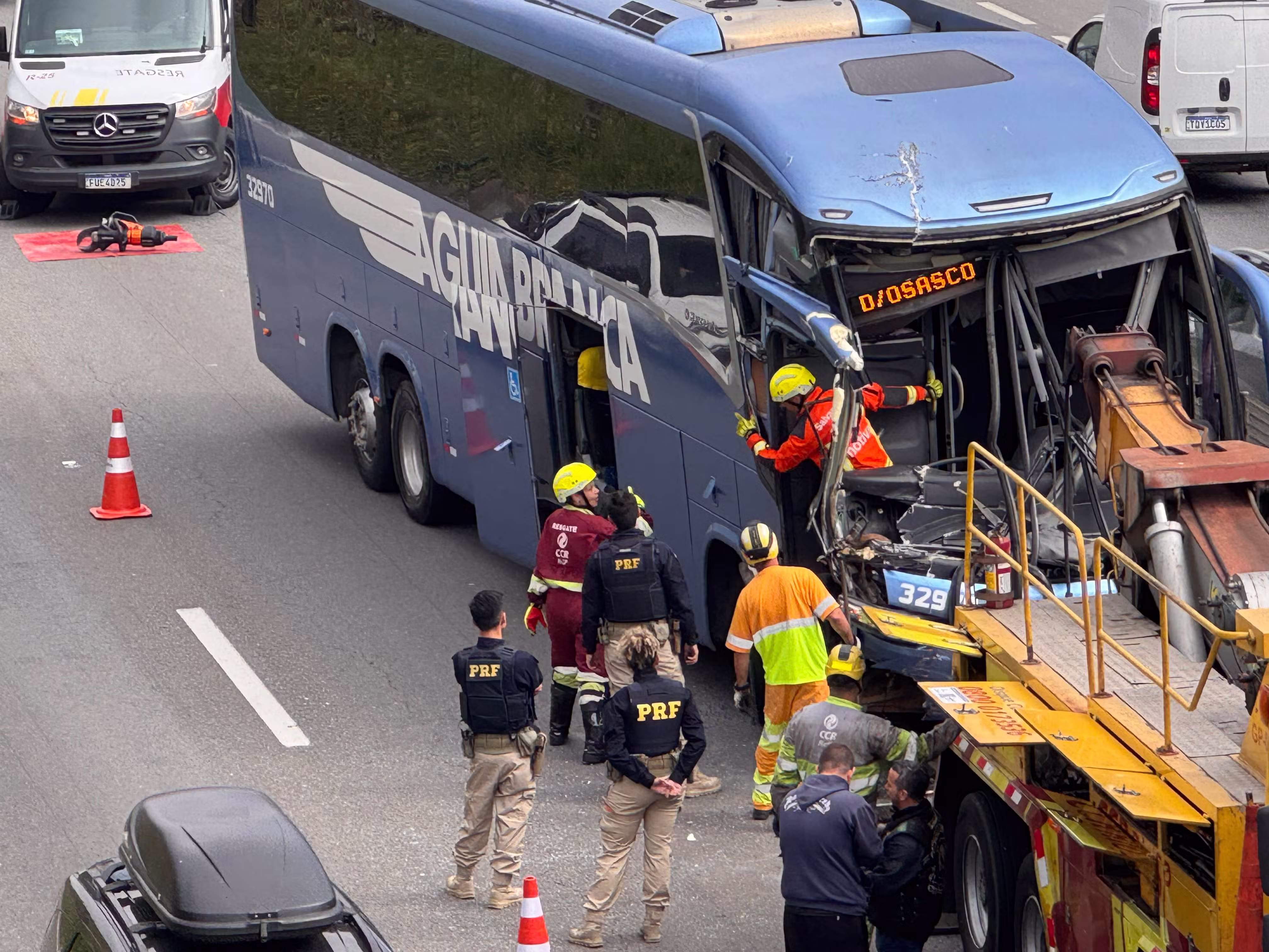 Colisão entre ônibus e carreta provoca congestionamento na Dutra, em Arujá