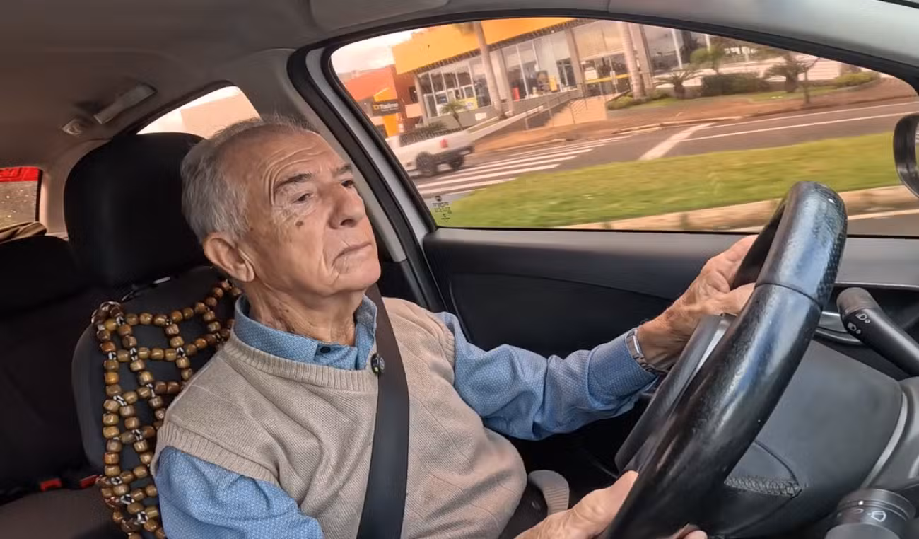 Após sofrer assaltos e ser baleado no trabalho, taxista paranaense encerra 59 anos de carreira no dia do vencimento da CNH: 'Eu mereço'