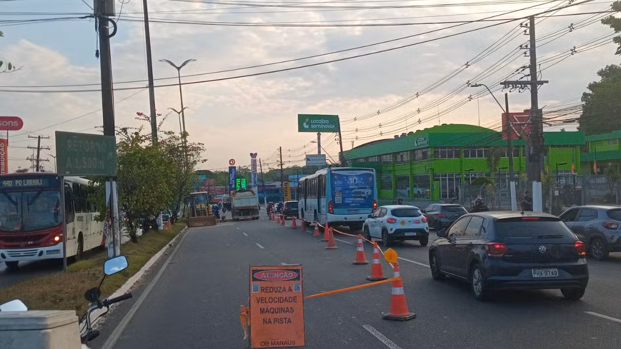 Vazamento de água causa congestionamento na Torquato Tapajós, em Manaus