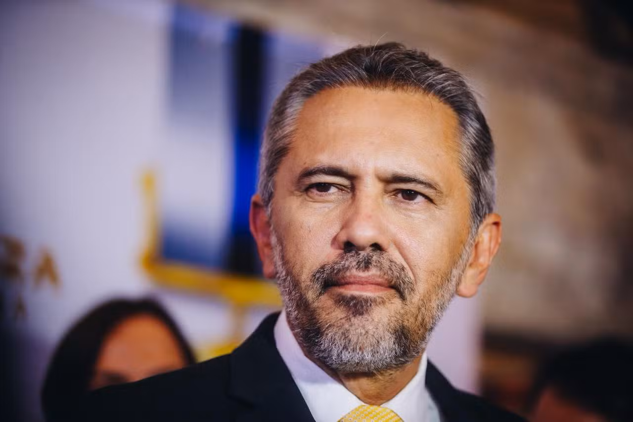 Governador Elmano critica oposição após crise entre Michelle e Flávio Bolsonaro: 'incoerência política'