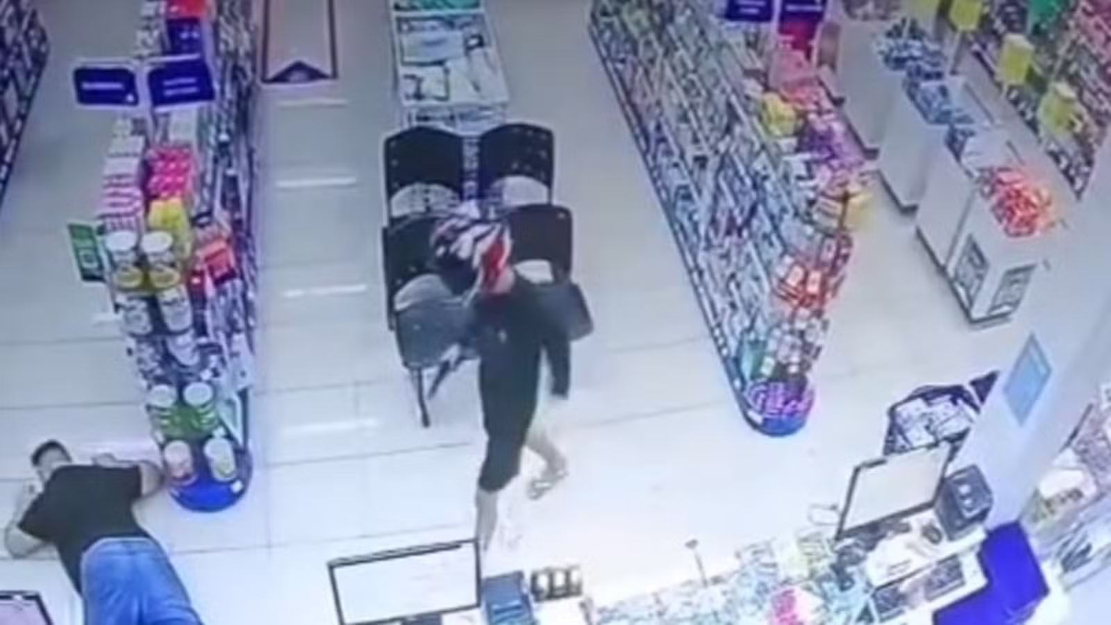 Dupla armada faz cliente e funcionária reféns durante assalto em farmácia em Fortaleza; vídeo