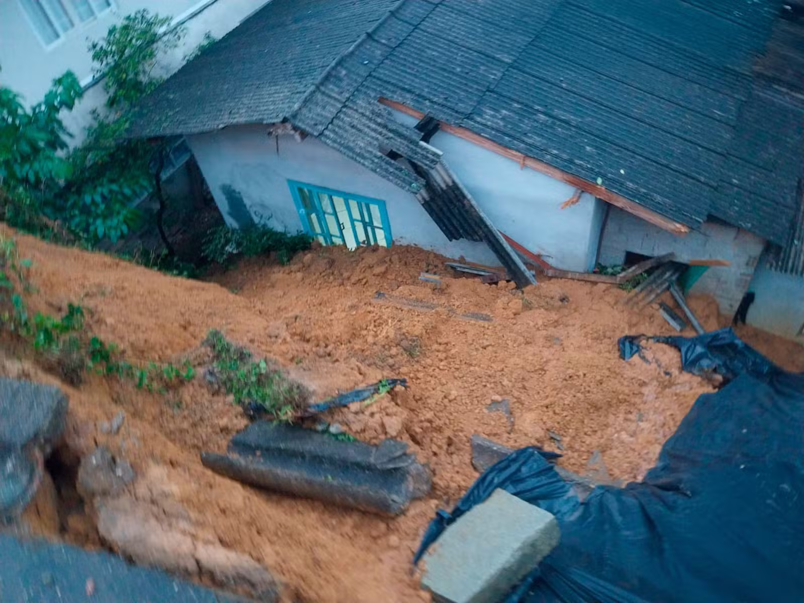 VÍDEO: chuvas derrubam casa, alagam ruas e cachoeira transborda em SC