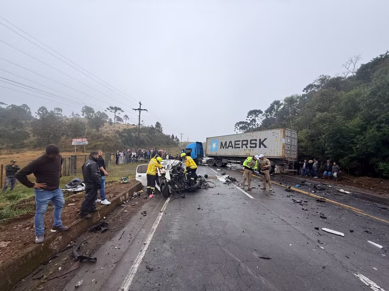 Bebê e dois adultos morrem após carro bater de frente com carreta na Serra Dona Francisca, em SC