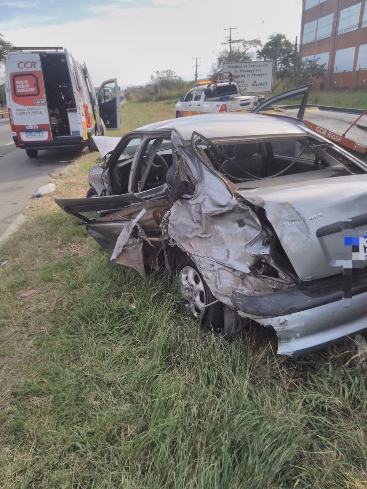 Acidente entre caminhão e carro deixa uma pessoa ferida na Via Dutra, em Resende