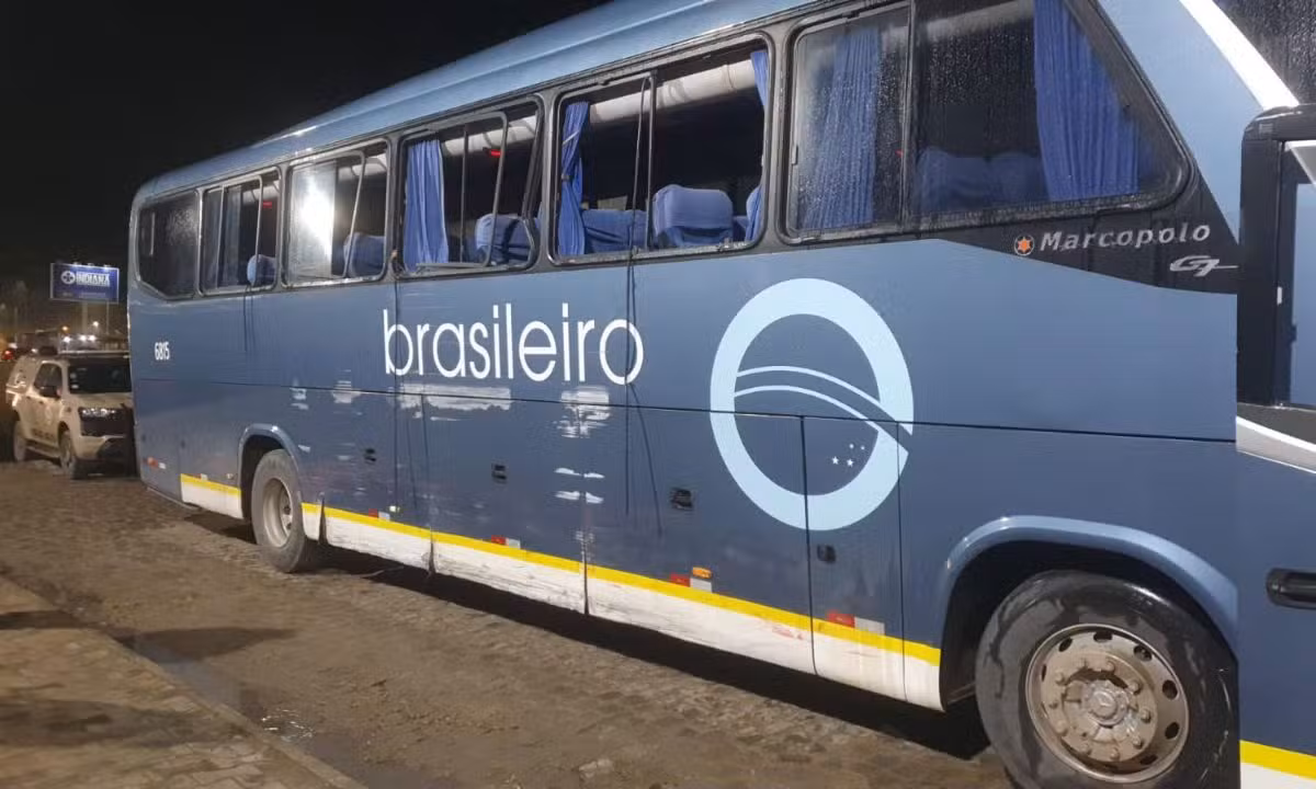 Homem furta ônibus, bate em poste e é preso minutos depois em cidade do extremo sul da Bahia