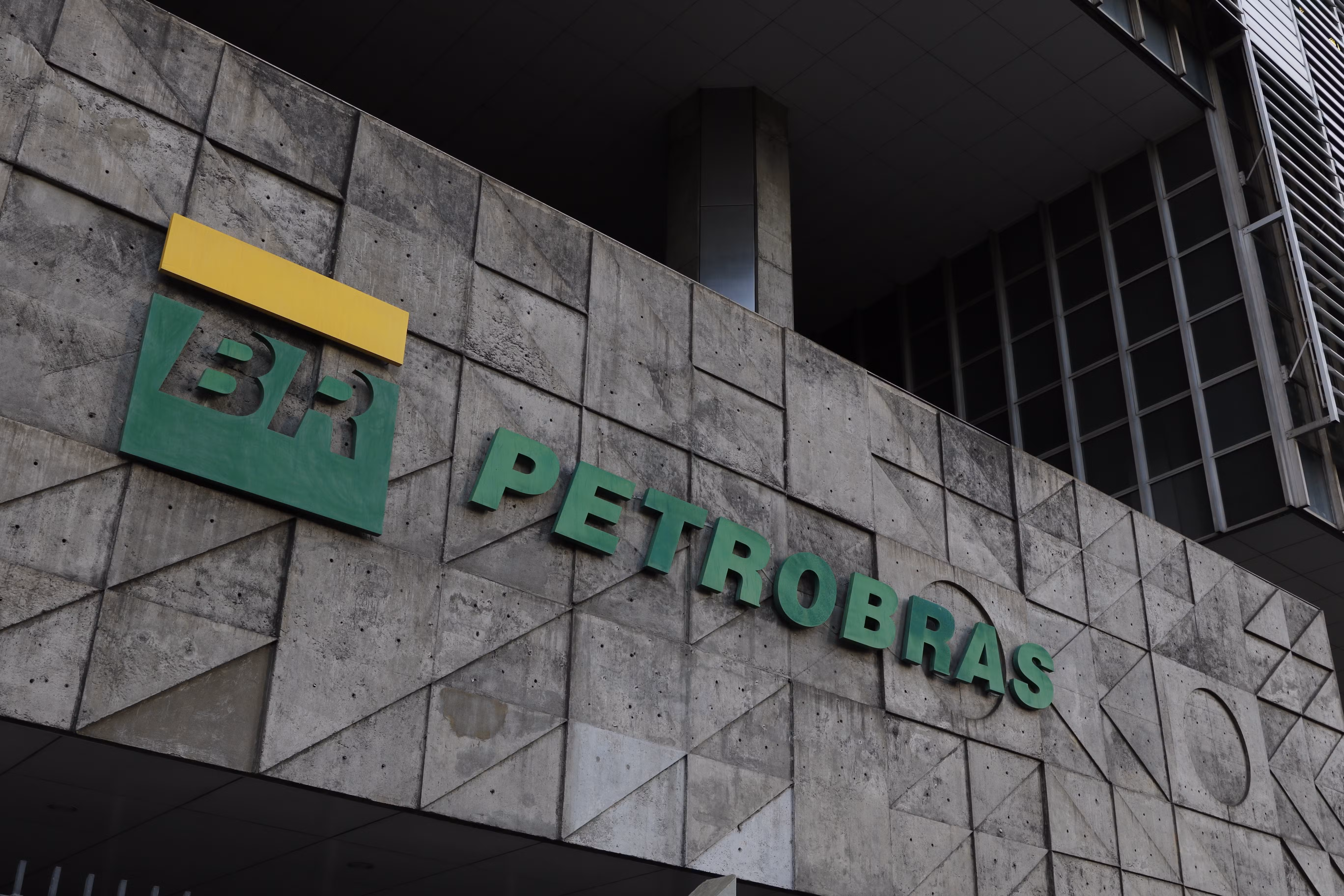 Petrobras reduz em 14,5% preço do querosene de aviação a partir de julho
