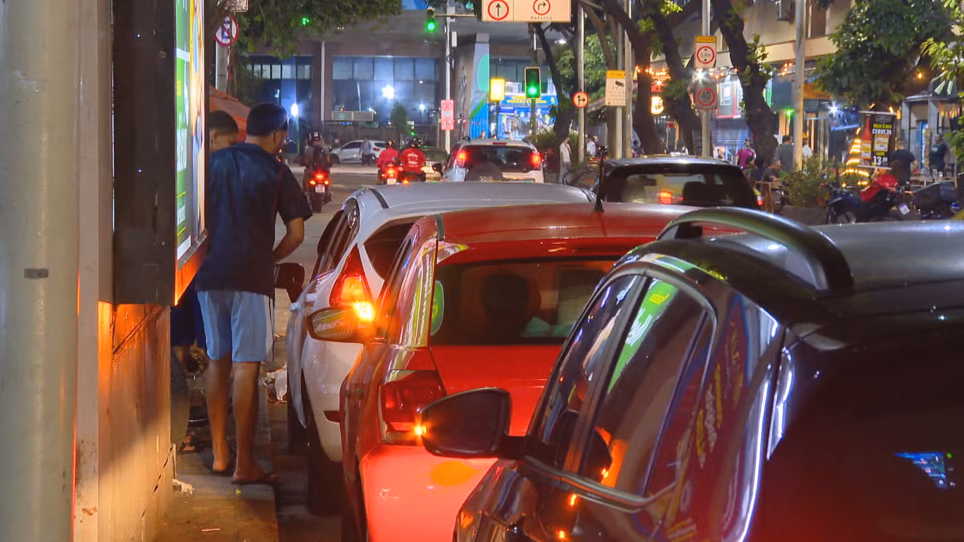 Carros em fila dupla, pontos de ônibus e faixas exclusivas: veja flagrantes de infrações que pioram o trânsito no Rio