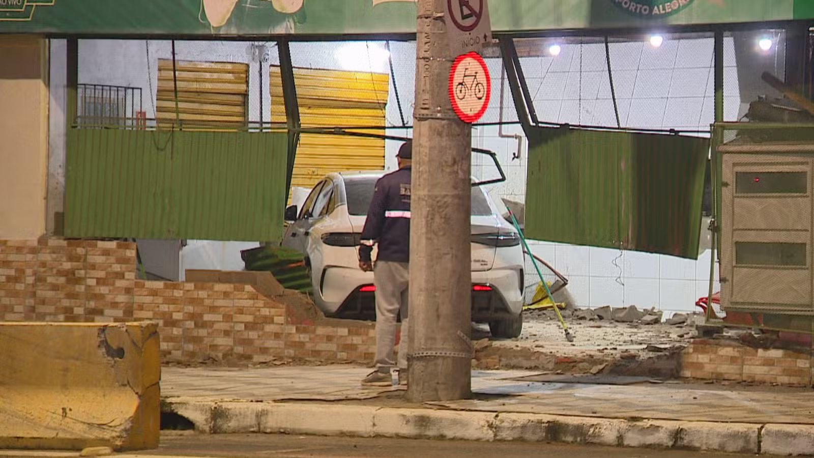 Motorista perde controle de carro elétrico e invade restaurante em Porto Alegre