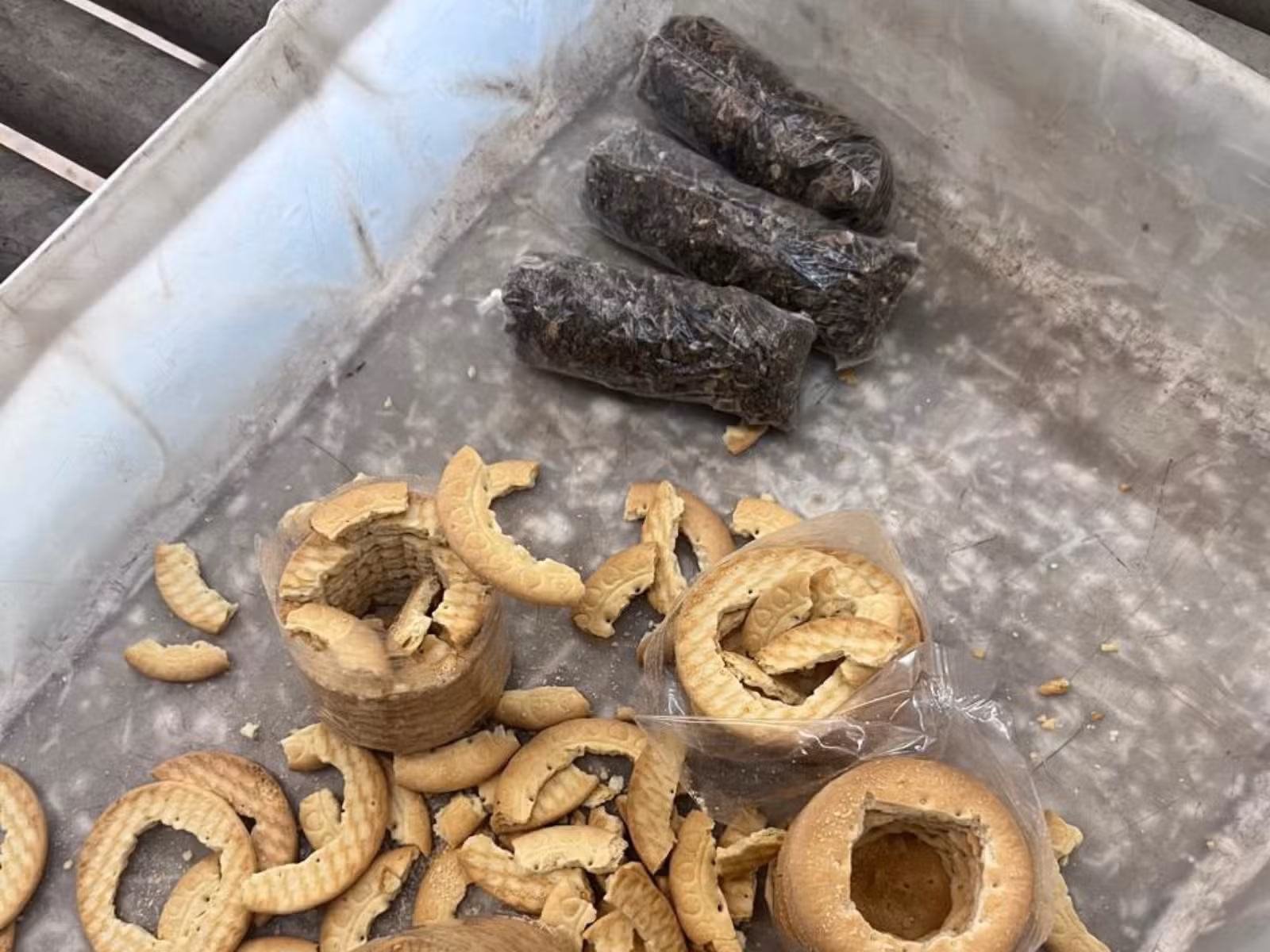 VÍDEO: Mulher é presa ao tentar entrar com pacotes de bolacha 'recheados' de droga em presídio no Acre