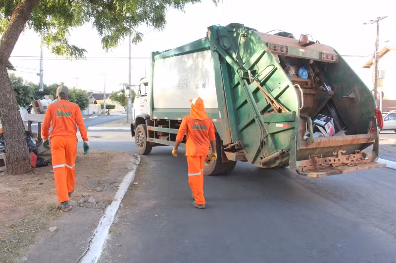 Justiça determina distância de 50 metros e proíbe bloqueio de caminhões de lixo em Cuiabá