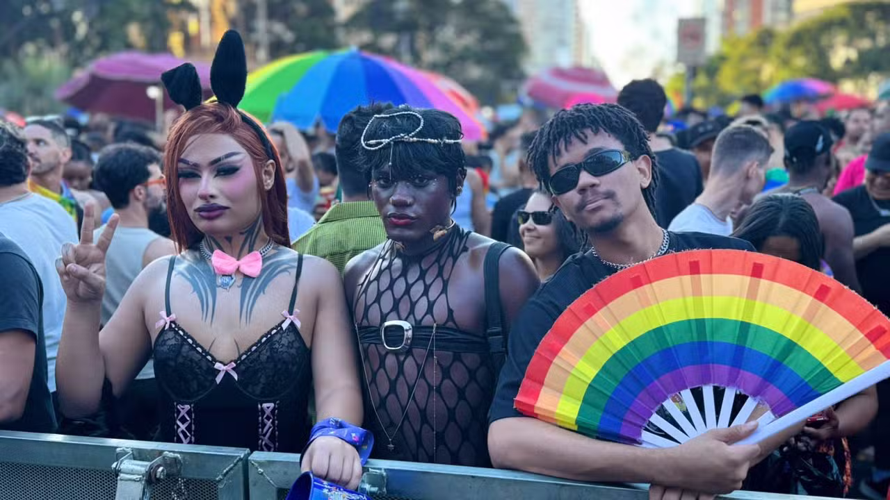 Parada do Orgulho LGBTQIA+ de BH reúne multidão em sua 27ª edição; FOTOS