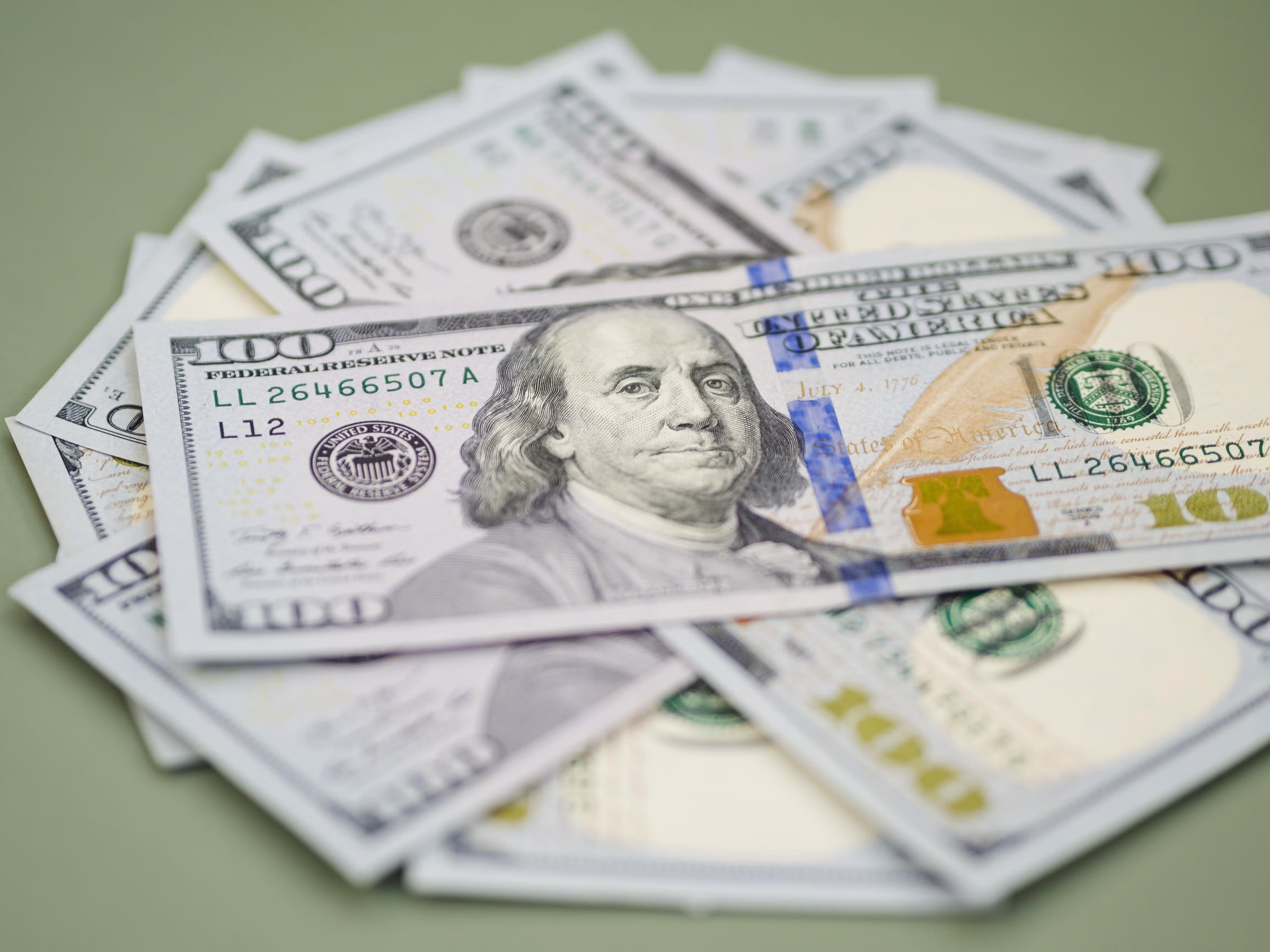 Dólar sobe a R$ 5,09 com tarifas dos EUA e guerra no Irã; Ibovespa cai