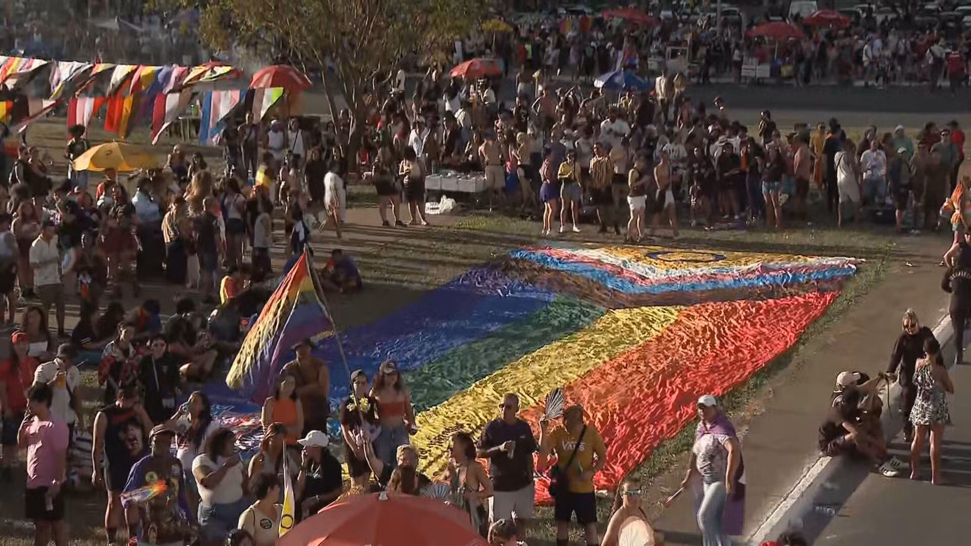 27ª Parada LGBTQIAPN+ reúne público na Esplanada dos Ministérios, em Brasília; veja IMAGENS