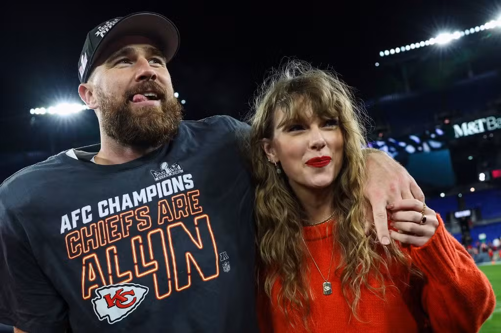 Taylor Swift reserva arena e aumenta boatos sobre casamento com Travis Kelce, diz jornal