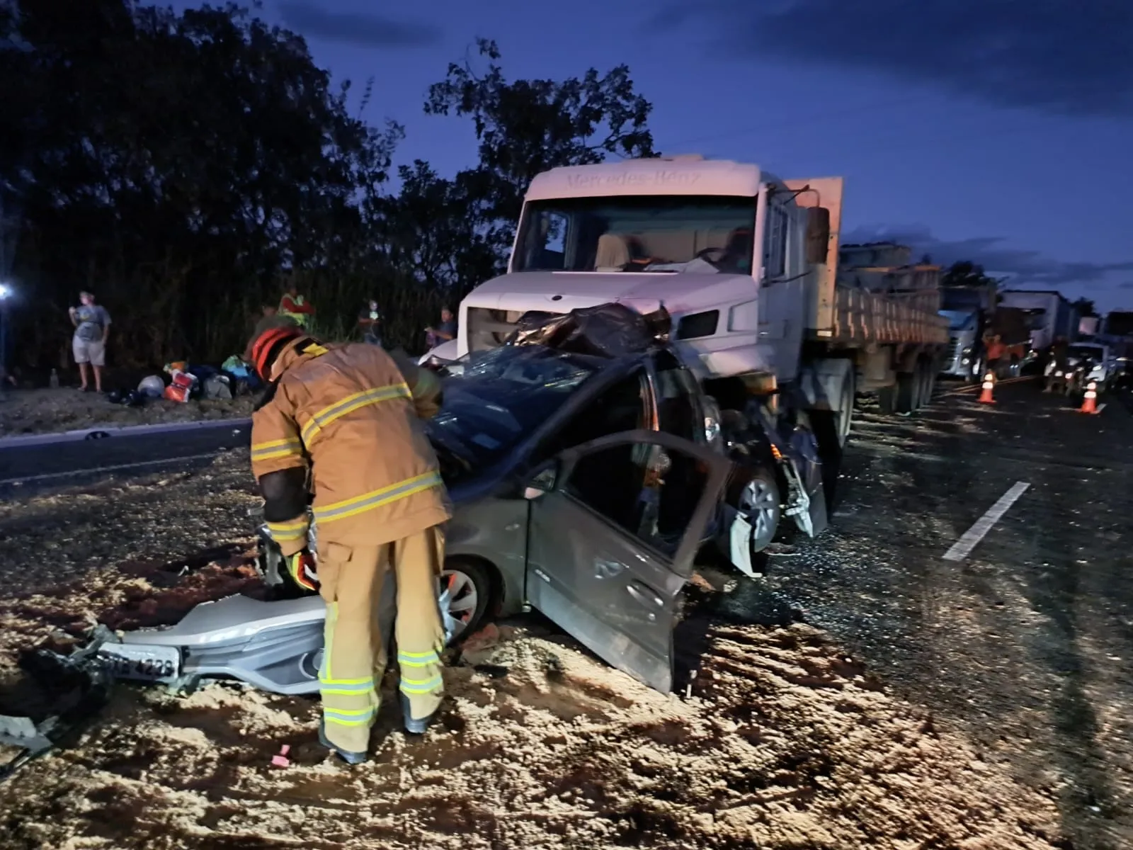 Engavetamento entre carreta e três carros deixa quatro feridos na BR