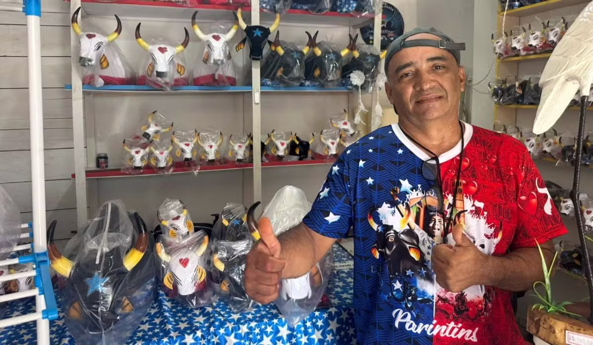 Um pedaço de Parintins na bagagem: artesão que produz ‘boizinhos?