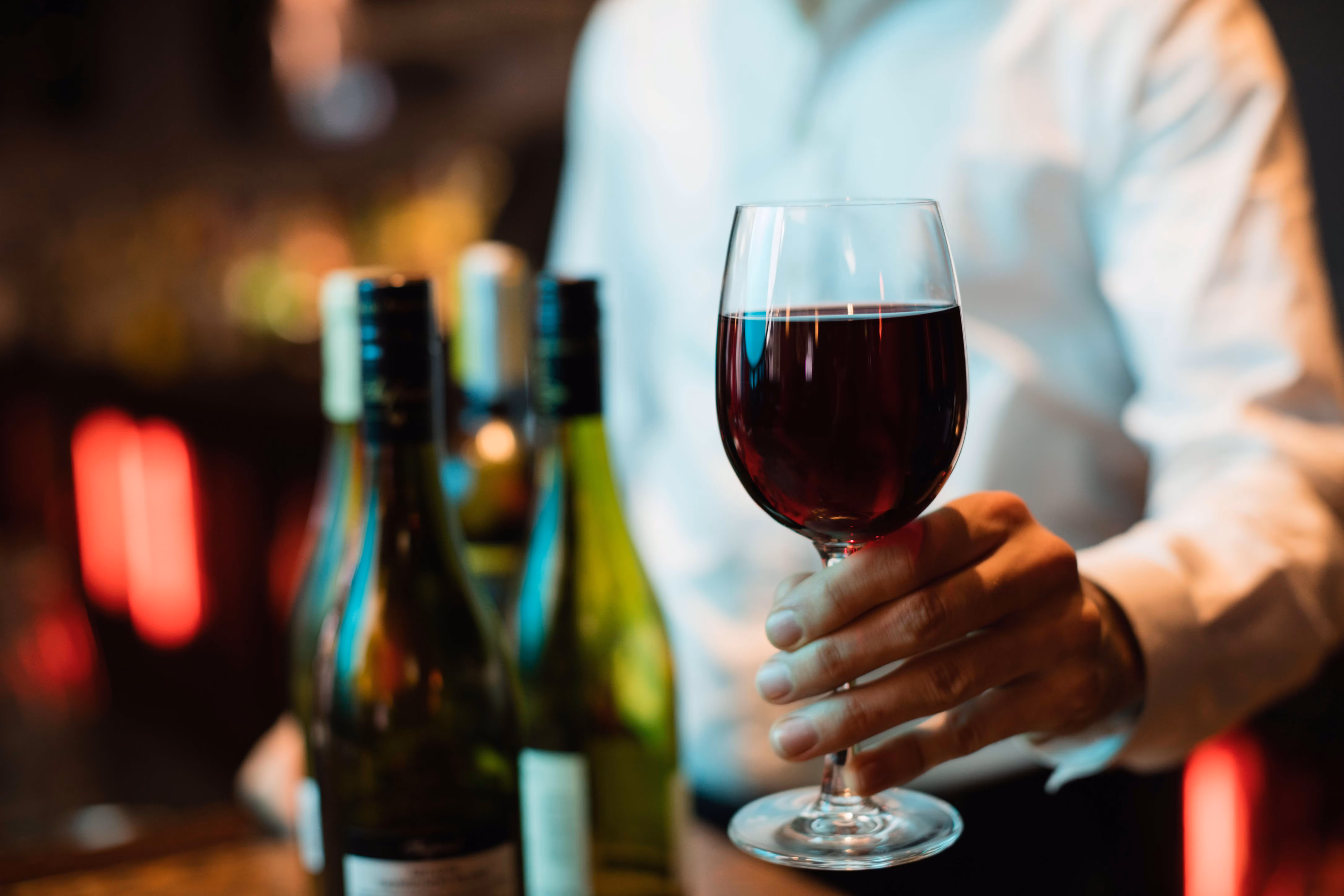 Vinhos importados mais baratos perdem espaço com inflação, enquanto rótulos premium avançam