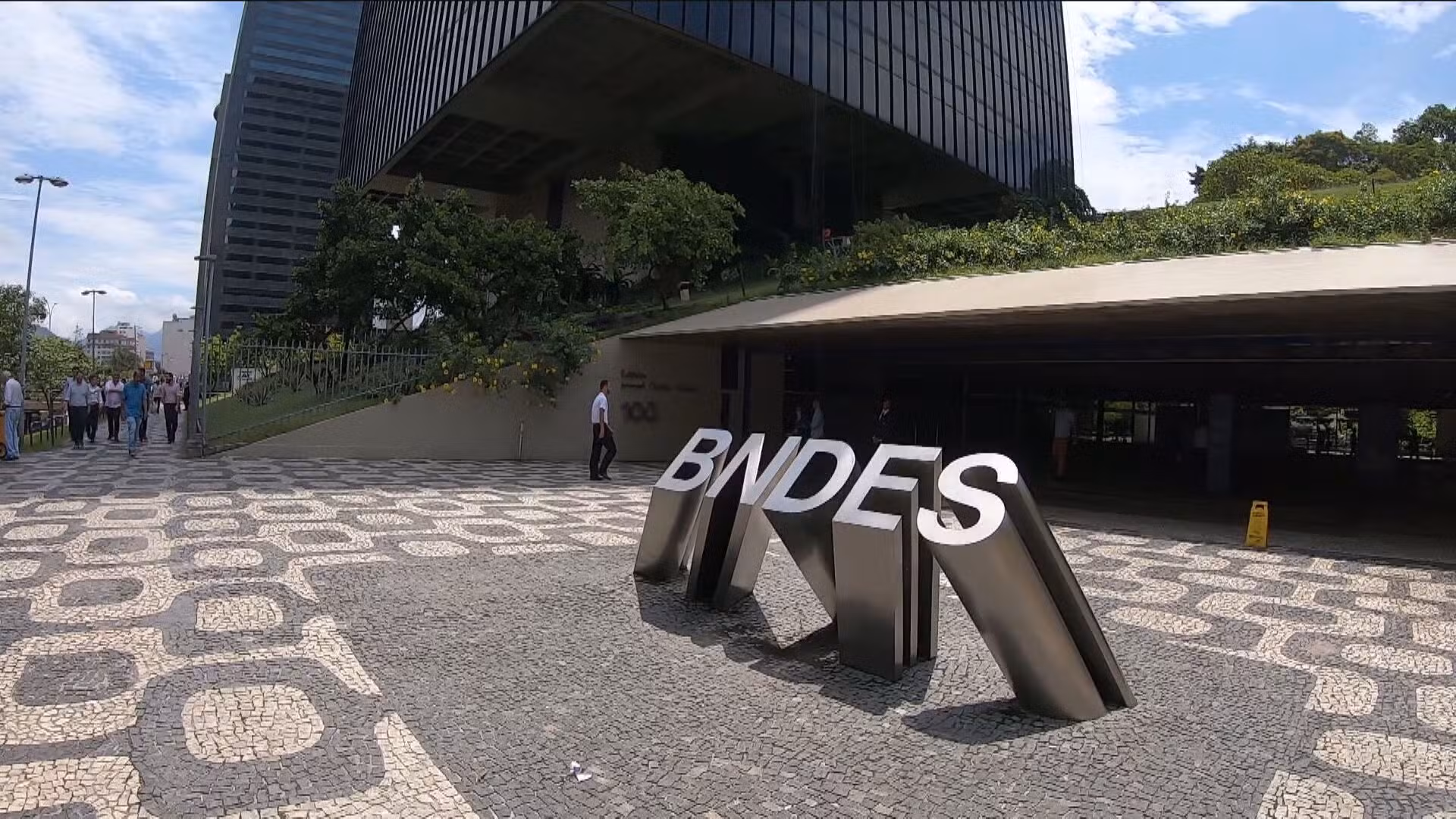 BNDES amplia crédito para empresas afetadas por tarifaço e guerras; pacote chega a R$ 22,6 bilhões