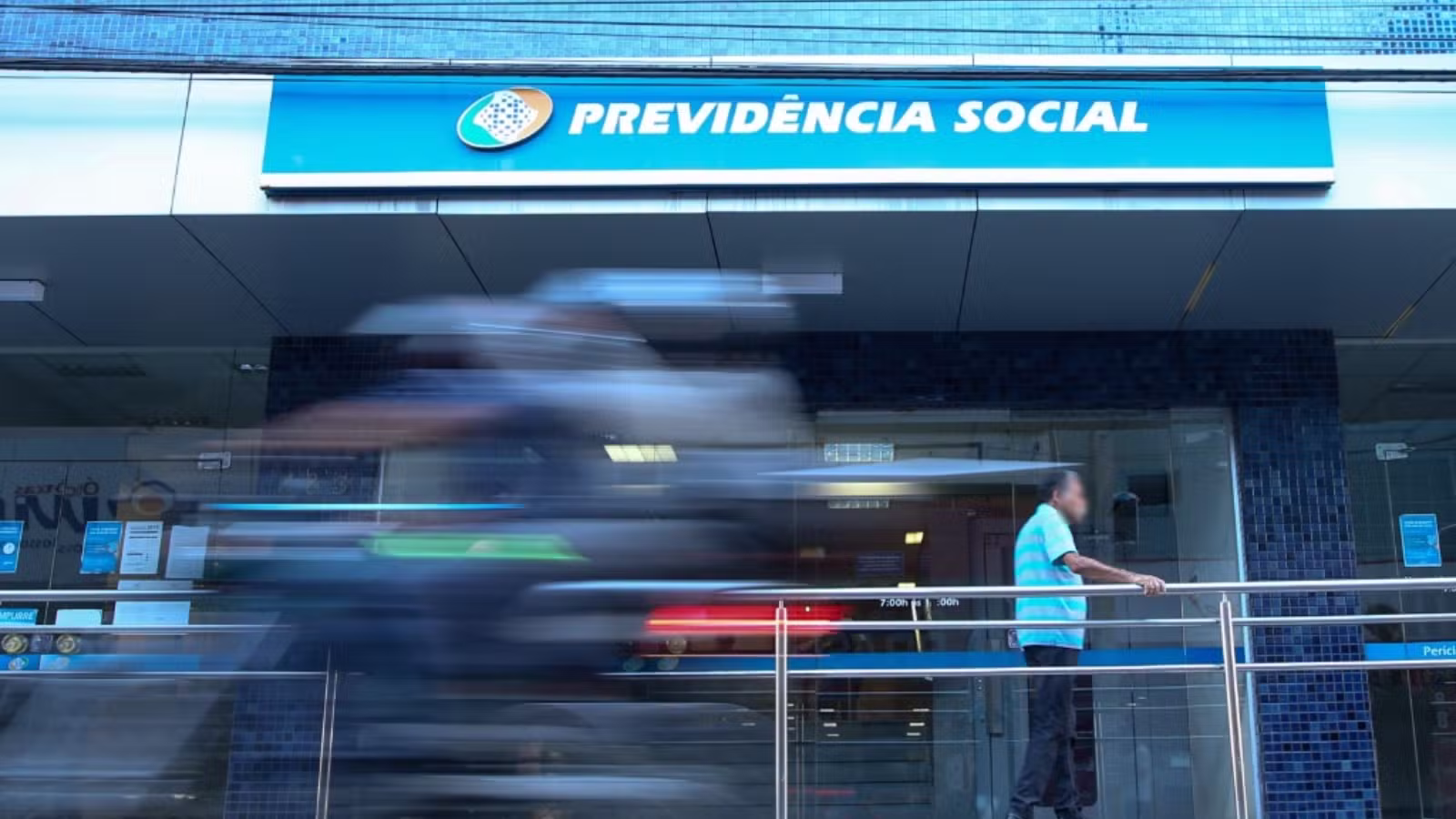 Fila do INSS recua para 1,8 milhão de pedidos, o menor patamar em 21 meses, segundo o órgão