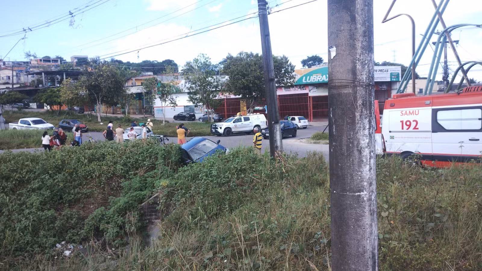 Acidente entre dois carros deixa duas pessoas feridas na Zona Norte de Manaus