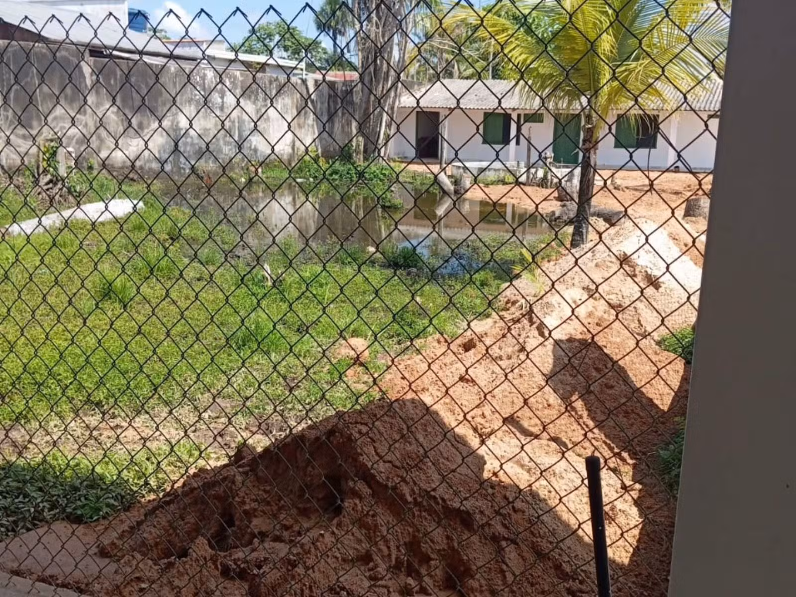 'Achava normal', diz enfermeiro flagrado trabalhando como pedreiro em obra de unidade de saúde no AC