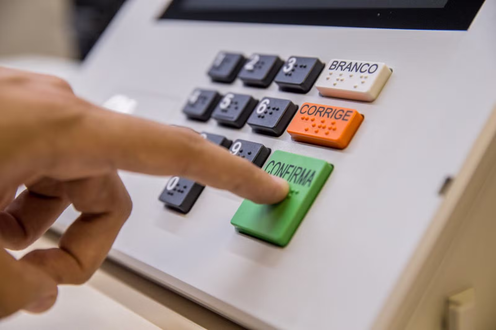 Ameaças de demissão, promessas de benefícios e mais: o que é assédio eleitoral no trabalho e como denunciar