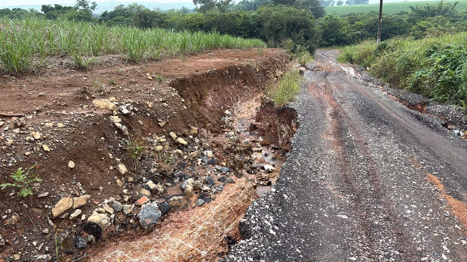 Moradores denunciam estrada com crateras e lama entre Rio das Pedras e Saltinho; veja fotos