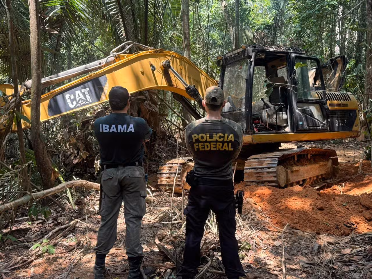 PF e Ibama destroem equipamentos de garimpo ilegal em terras indígenas de RO