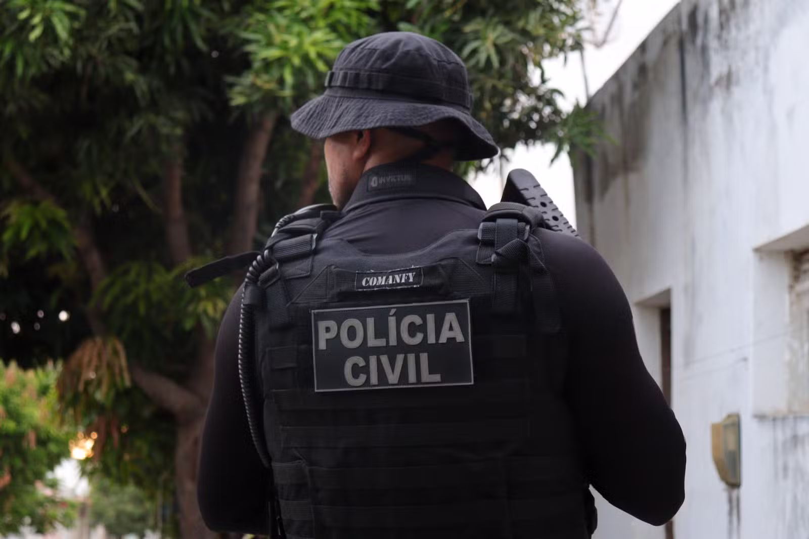 Mulher é presa suspeita de injúria racial após discussão em condomínio de Natal