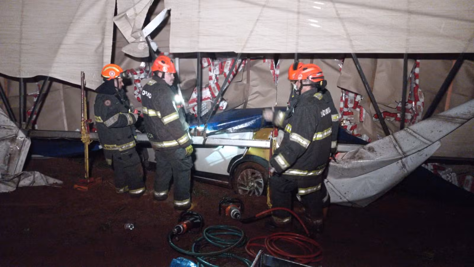 Caminhão tomba sobre van em rodovia no interior de SP
