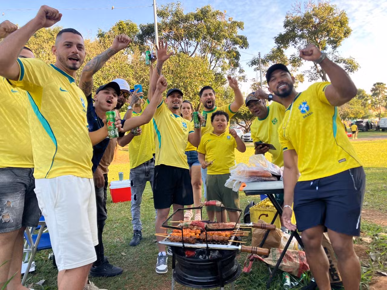 FOTOS: com direito a churrasco, torcedores se reúnem para Brasil x Noruega em telão em Campinas