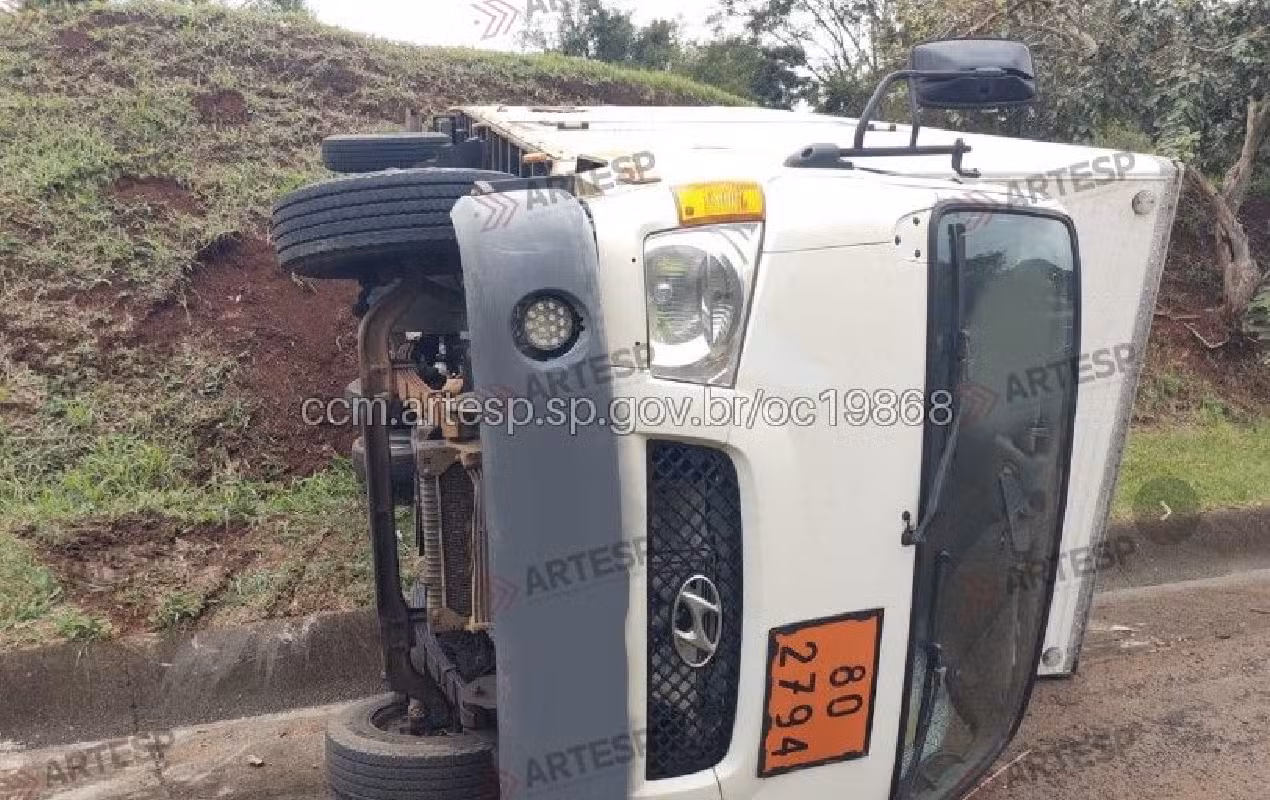 Caminhão com carga de baterias tomba na SP
