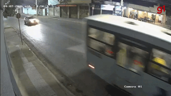 Carro desgovernado invade pizzaria e deixa homem morto e cinco feridos em MG
