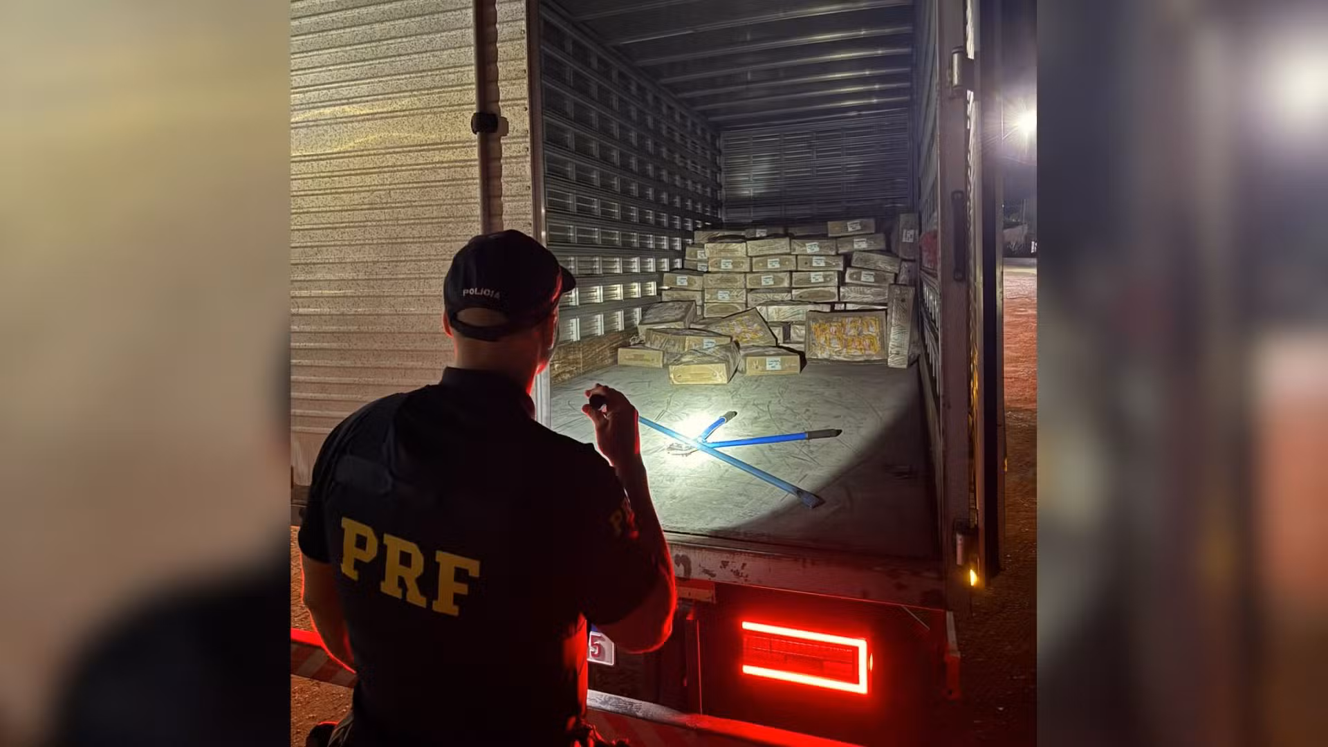 Carga de 3,4 toneladas de frango furtada é recuperada após motorista flagrar crime em MG