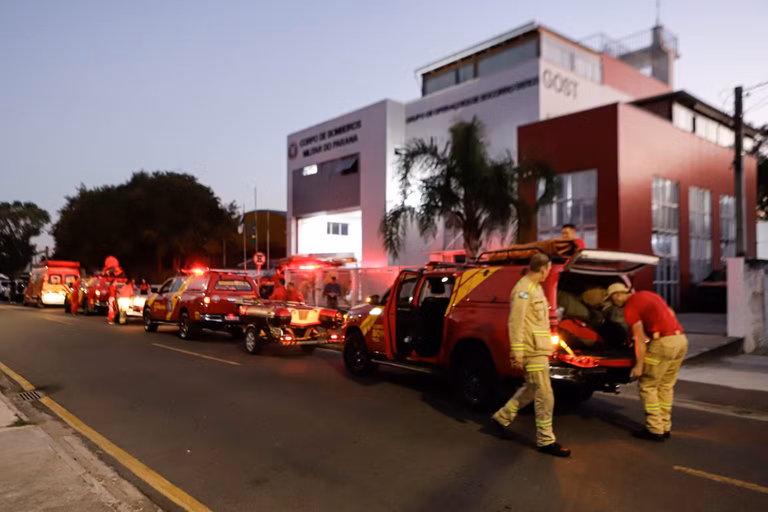 Paraná e Minas Gerais enviam bombeiros e cães para ajudar no resgate de vítimas dos terremotos na Venezuela