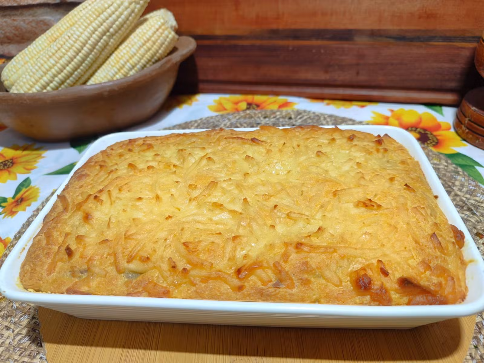 Aprenda a preparar uma torta de milho verde com carne de sol cremosa