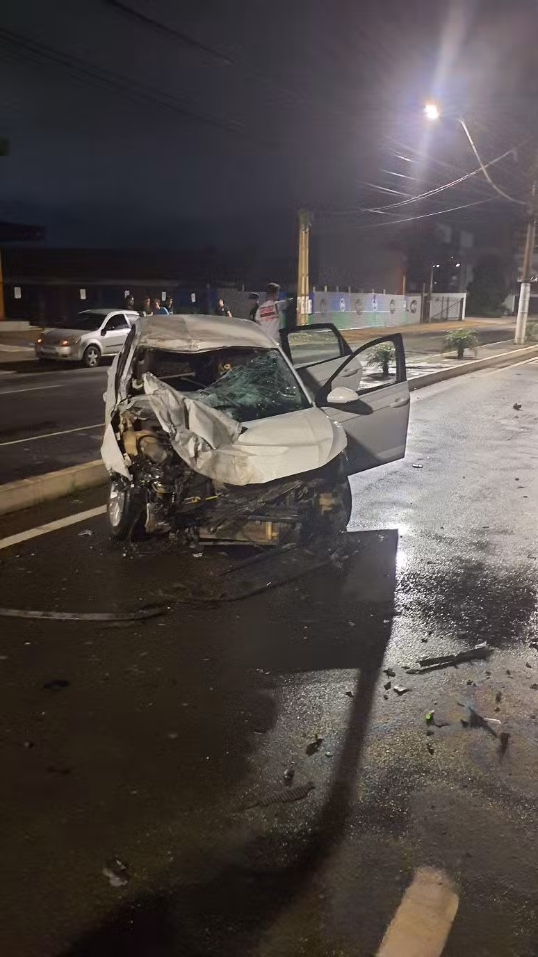 Motorista fica gravemente ferido após bater carro na traseira de caminhão estacionado em Americana