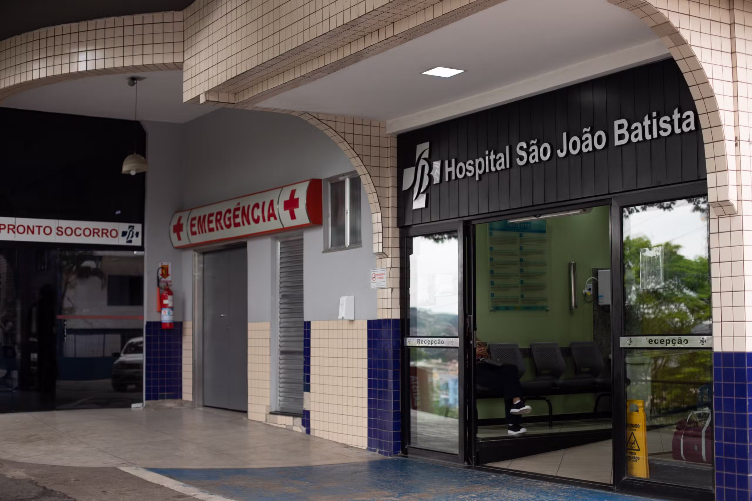 Motociclista fica gravemente ferido em engavetamento com três caminhões na Via Dutra, em Piraí