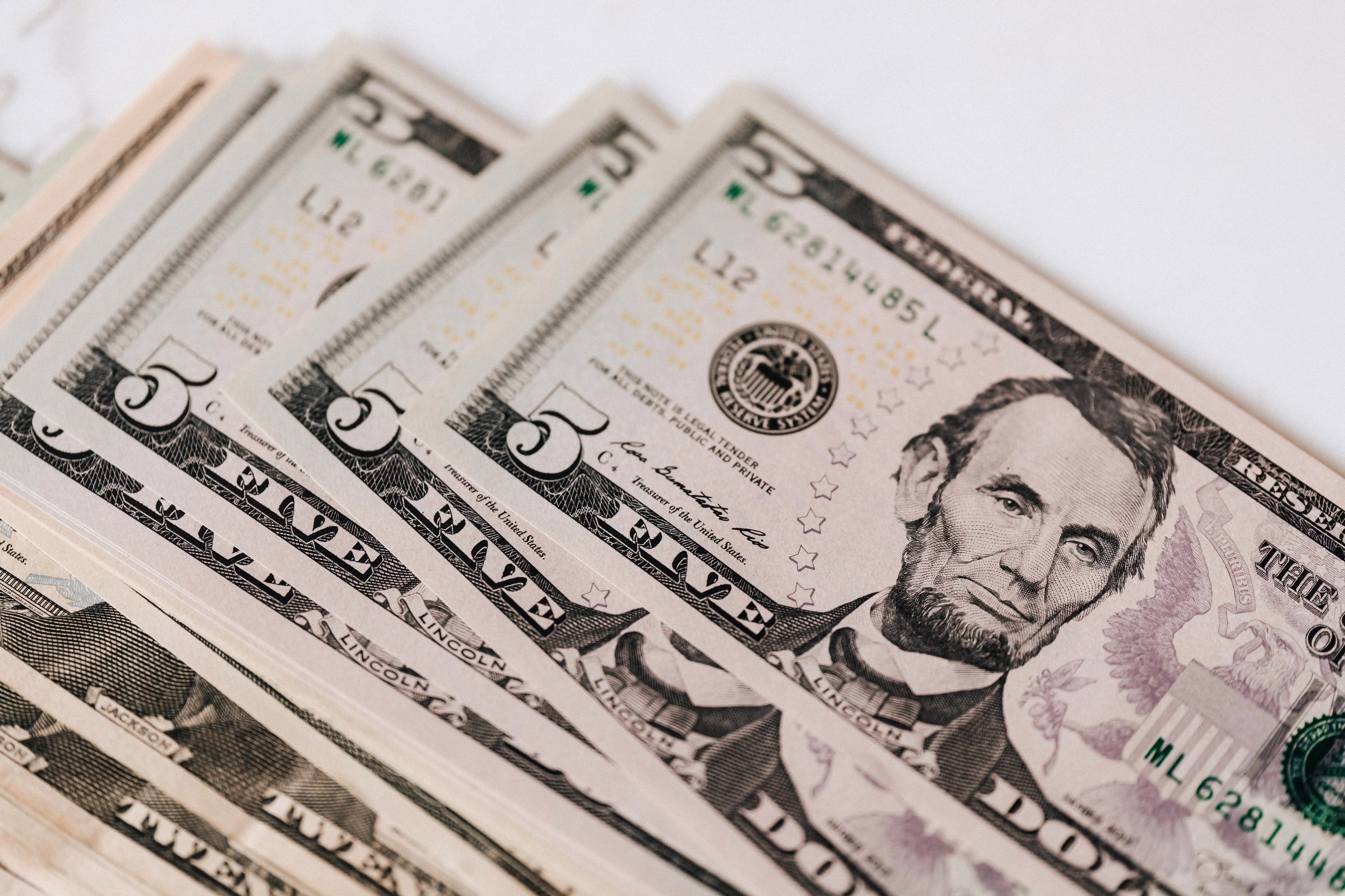 Dólar sobe a R$ 5,11 com tarifaço de Trump e dados econômicos no radar; Ibovespa cai