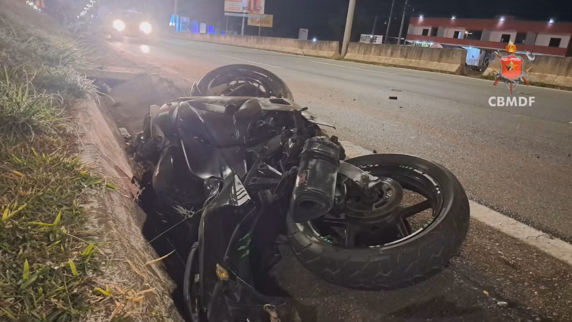Motociclista morre após colidir contra mureta de proteção na BR