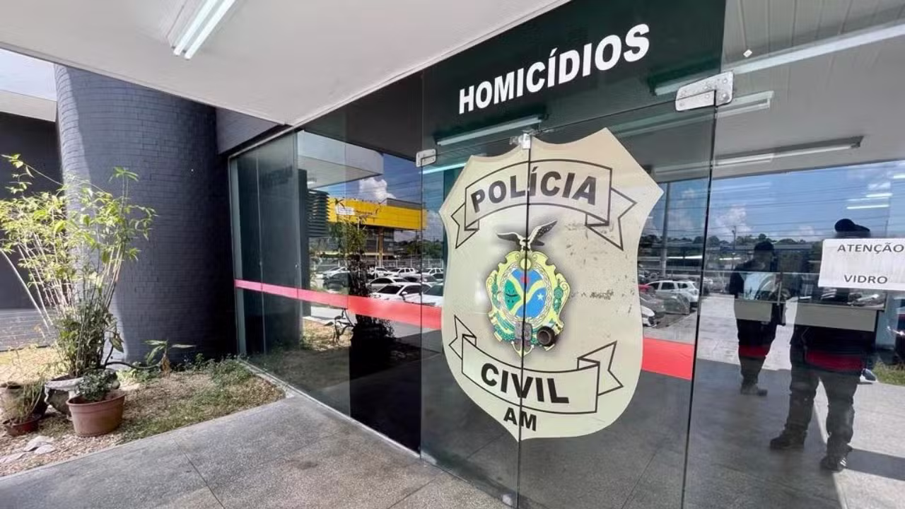 Corpos de casal morto em Manaus foram encontrados após mãe de vítima pular muro de casa para procurar a filha, diz PM