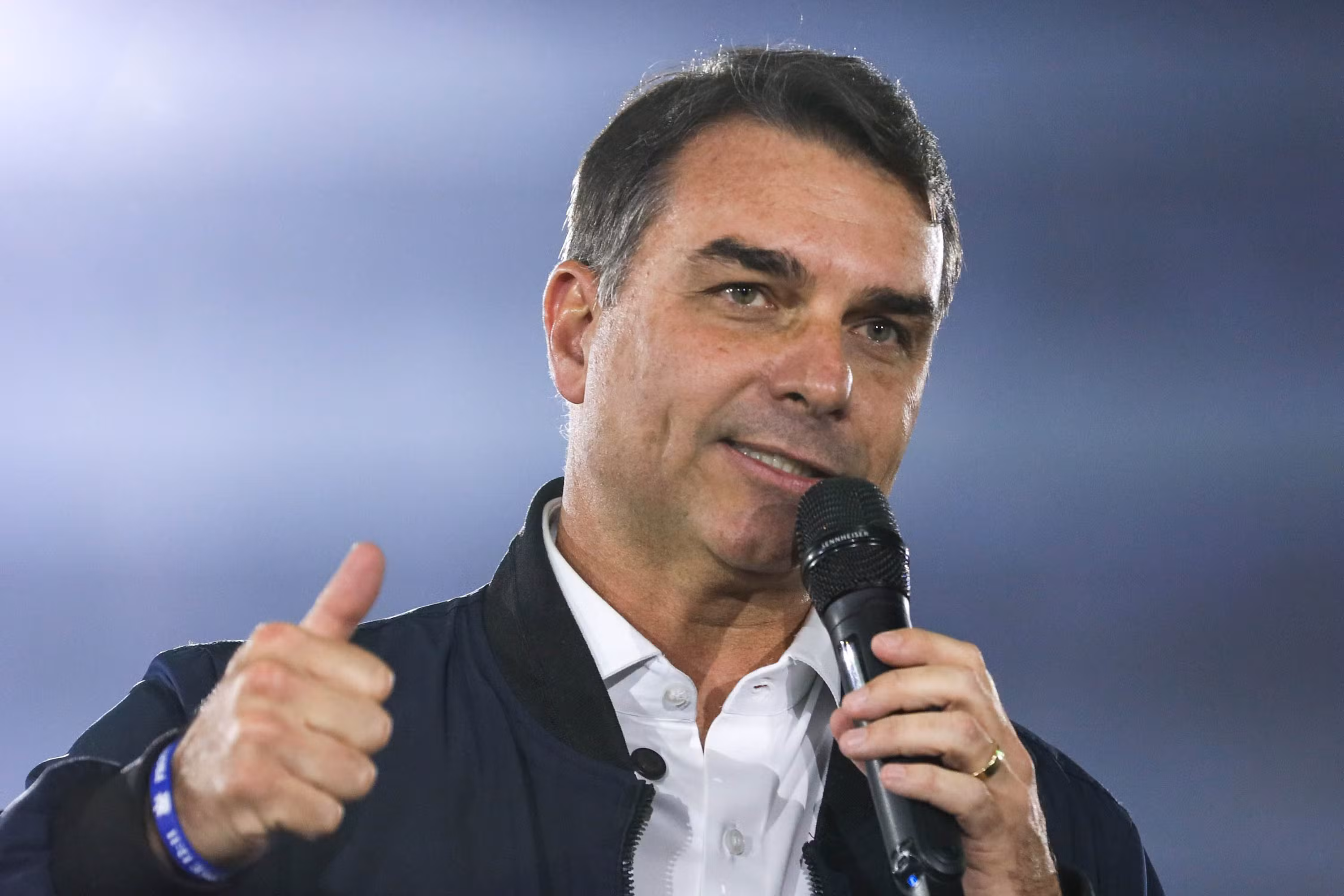 'Faltam 24 dias para a eleição, precisam inventar algo contra mim', diz Flávio Bolsonaro sobre ação da PF envolvendo 'Dark Horse'