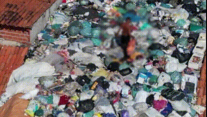 VÍDEO: Morador é flagrado caminhando sobre lixo acumulado no telhado de casa em Teresina