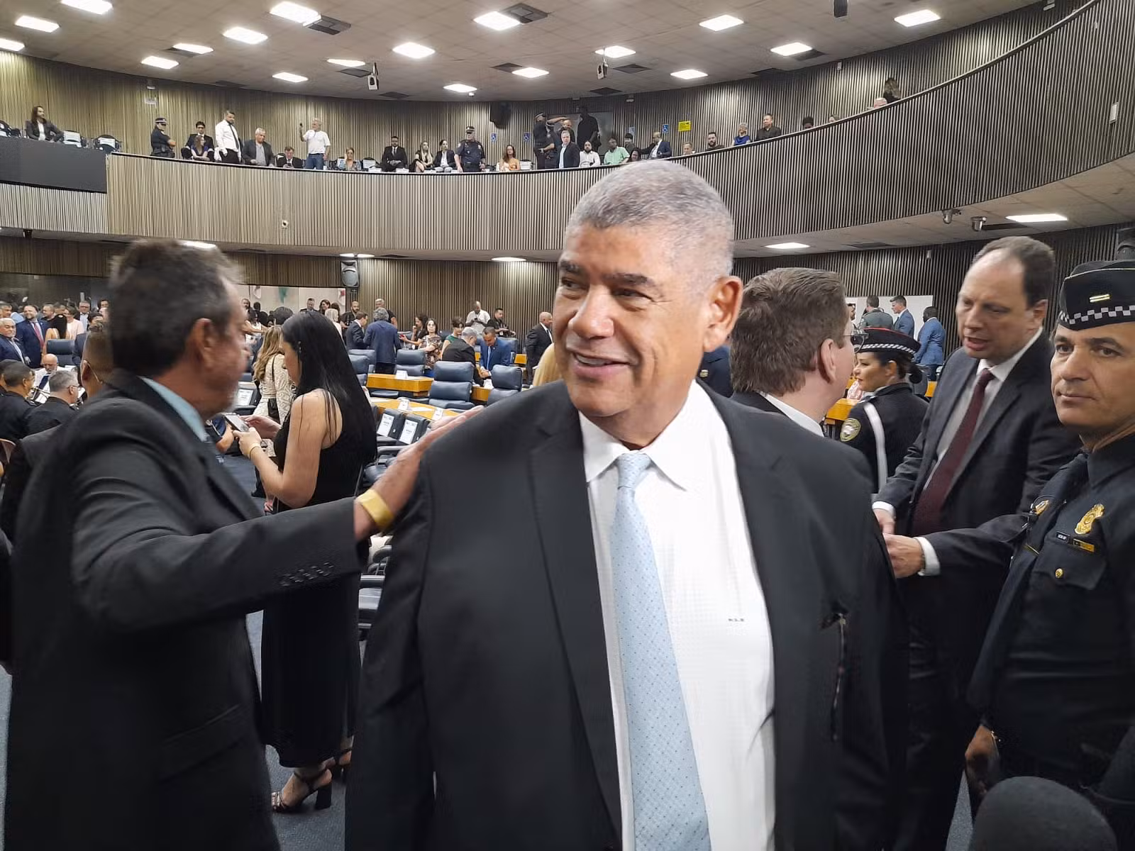 Polícia encontra 'passagem secreta' entre imóveis ligados a Milton Leite em SP e acha R$ 280 mil e US$ 89 mil em malas