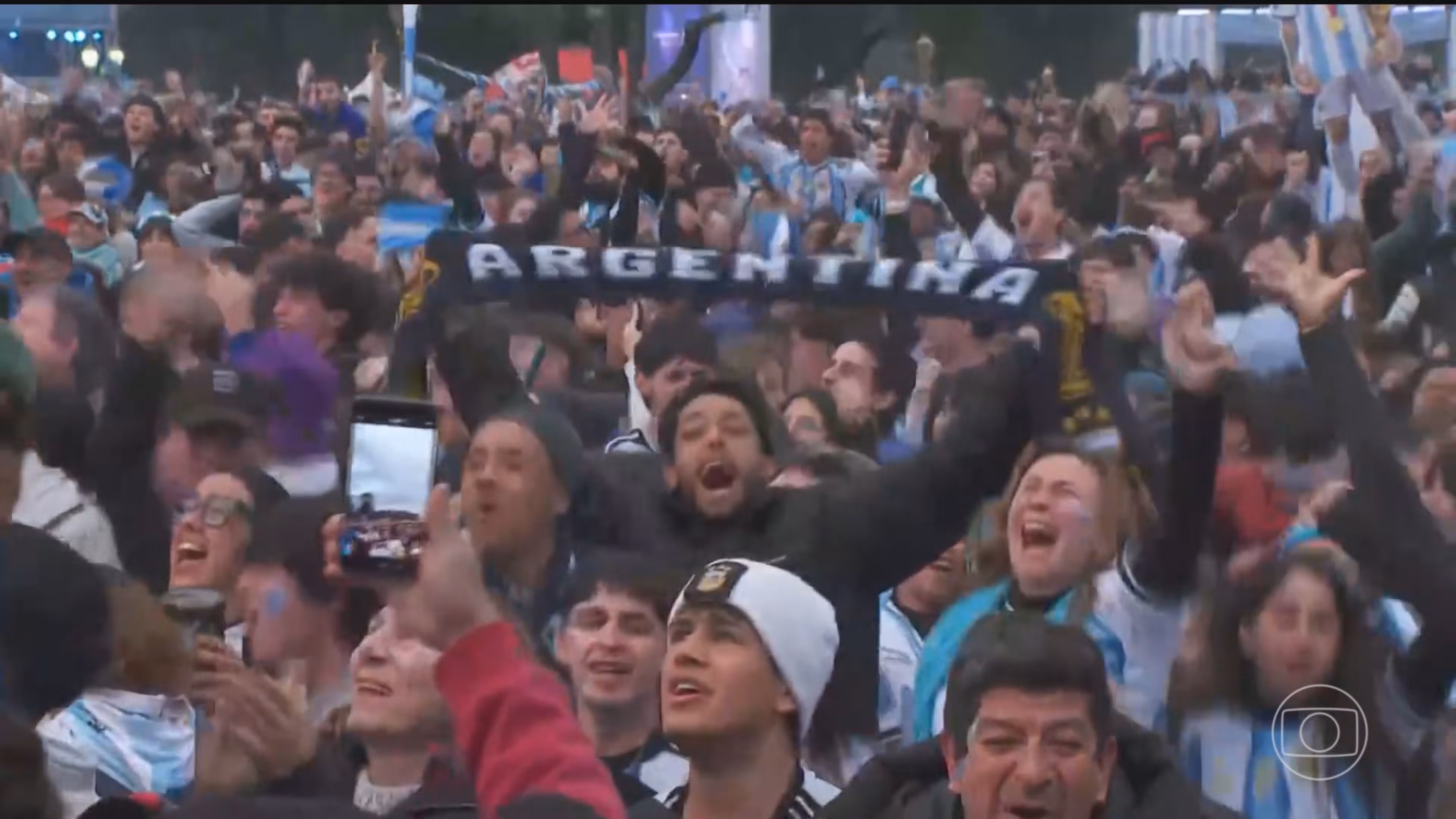 Em ponto de encontro em Buenos Aires, mais de 35 mil pessoas comemoram classificação da Argentina para a final da Copa