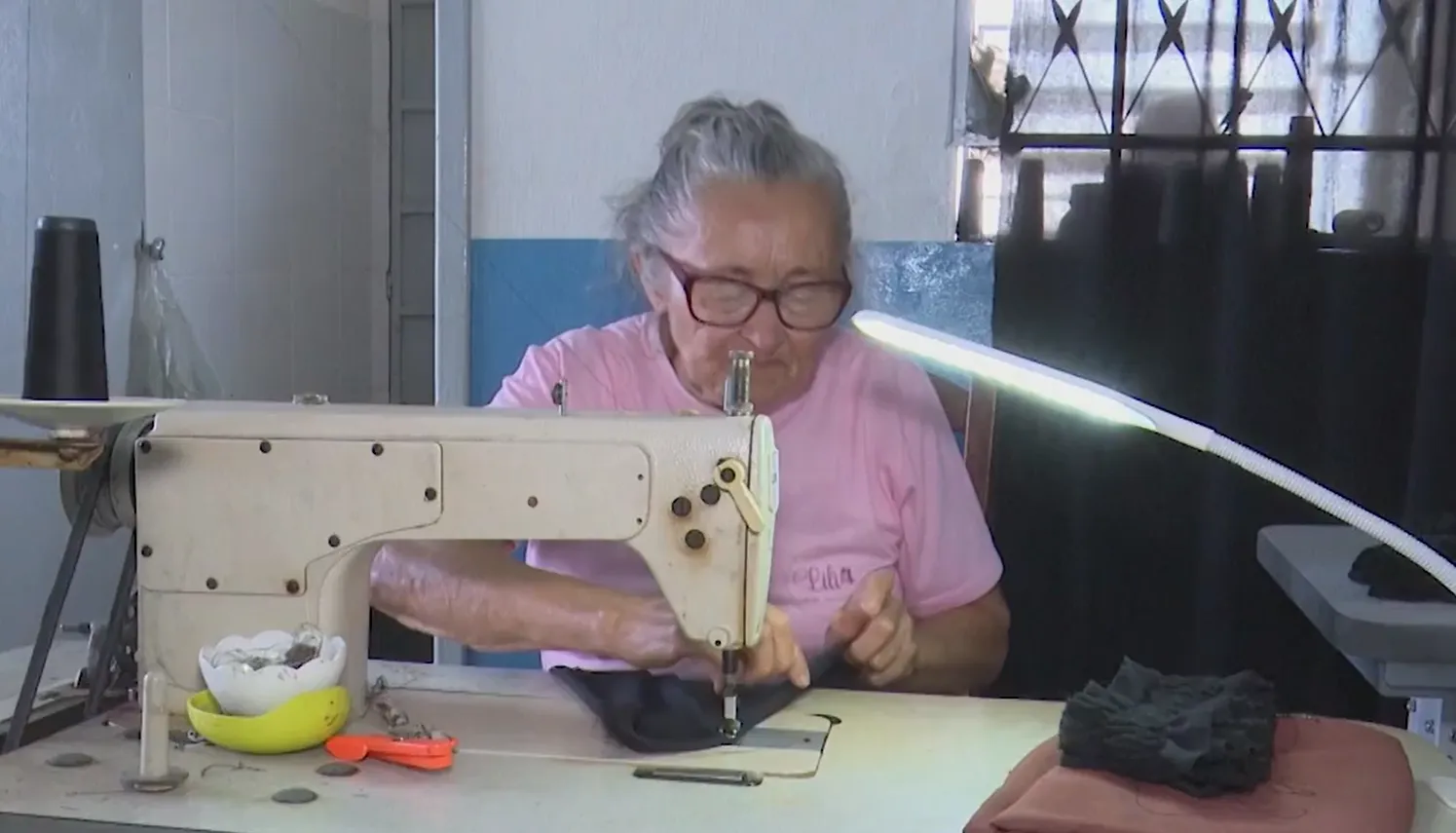 Cidade do interior da PB produz mais de 40 mil peças de roupa por semana e movimenta economia local: ‘Somos profissionais na costura?