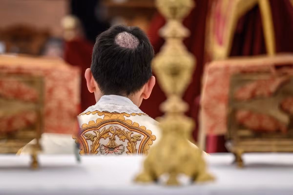 Após excomunhão, padre de grupo ultraconservador aposta em retorno à Igreja sob 'outro papa'