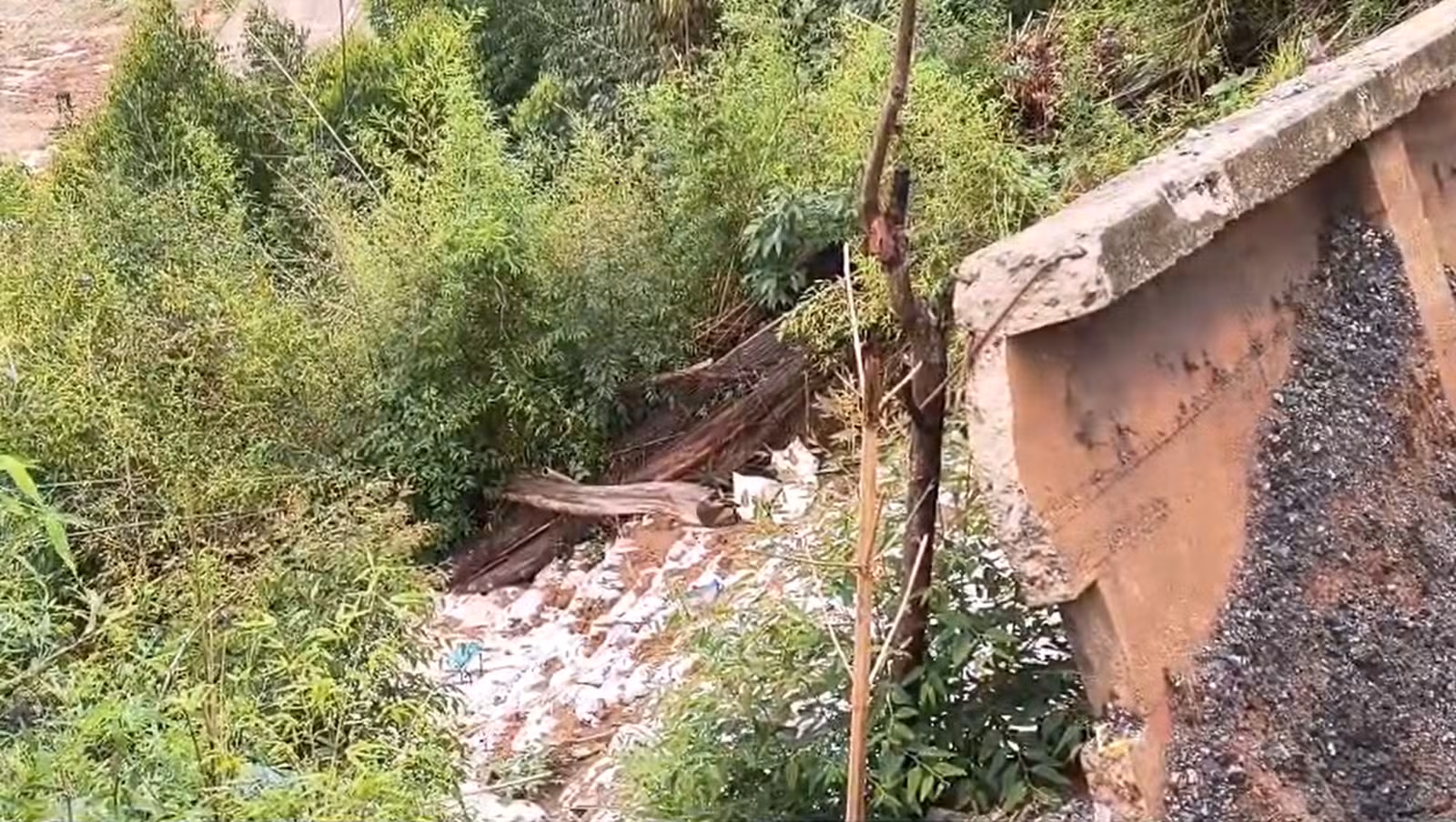 Chuva volta a preocupar moradores em rua que ganhou muro de contenção em junho, em Teresópolis