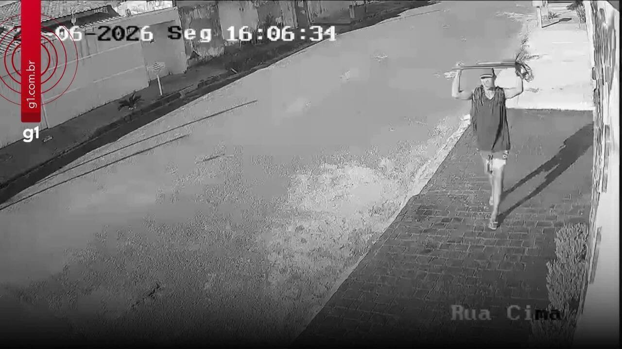 VÍDEO: Homem furta TV e sai com ela nas costas em MG