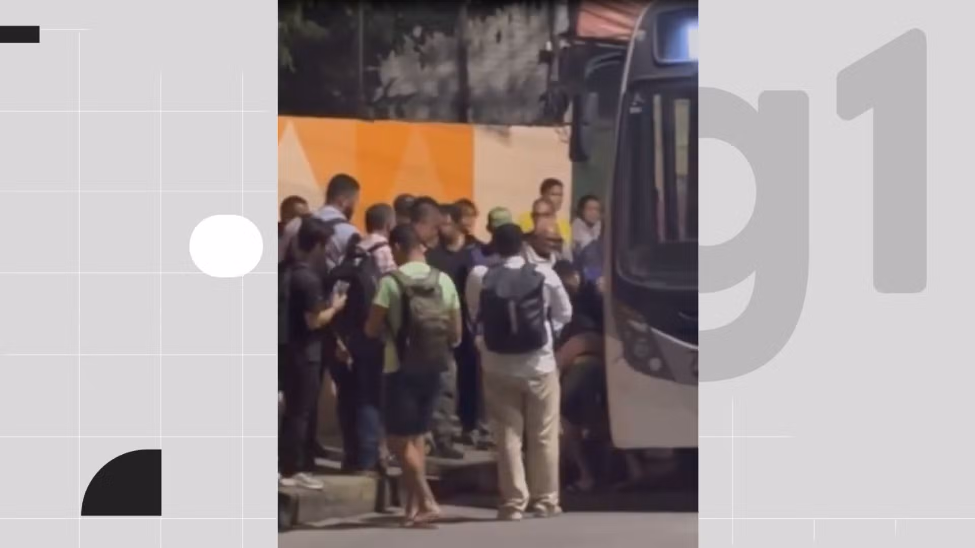Homem é espancado por passageiros de ônibus após ferir motorista com faca em tentativa de assalto; VÍDEO